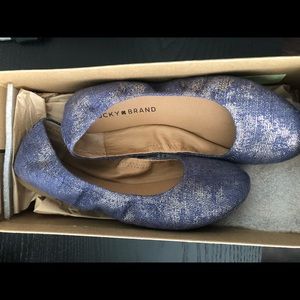 NWT Lucky Brand denim and gold flats
